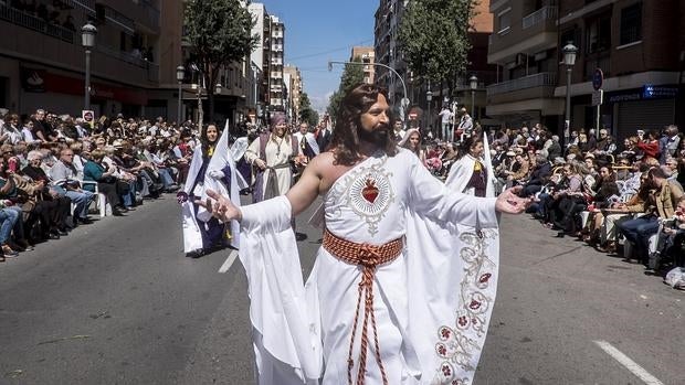 Imagen de Ramón Fossati con el vestido de la discordia