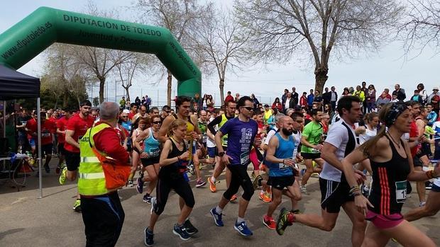 Unos 600 atletas participan en la carrera popular «Puente La Canasta»