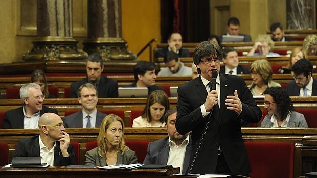 Carles Puigdemont toma la palabra en una sesión de control del Parlamento catalán