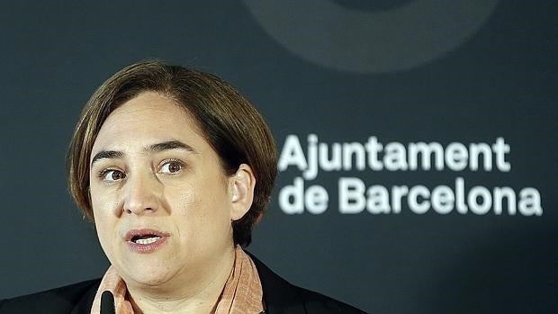Ada Colau no cesa en sus hostilidades contra el Ejército