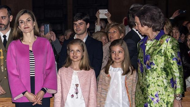 Doña Letizia elige una camisa de rayas negras y blancas y chaqueta rosa; la princesa Leonor y la Infanta Sofía, pantalón, chaqueta fina rosada y camisa blanca