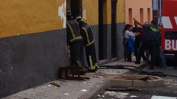 La explosión destrozó las ventanas del local, frente al consistorio