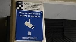 Uno de los carteles que advierte de que Azca está videovigilada