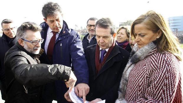 Carmela Silva junto al alcalde de Vigo y el exsecretario general de los socialistas gallegos, Gómez Besteiro