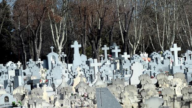 Carmena planea crear una tasa anual por tener una sepultura en Madrid