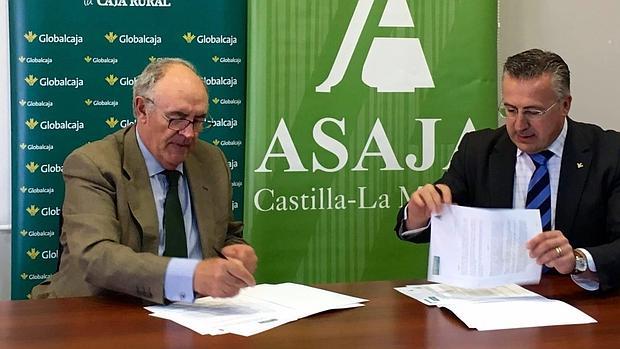 El secretario general de Asaja Castilla-La Mancha, José María Fresneda, como el director de Banca Rural de Globalcaja, Alberto Marcilla, en la firma suscrita por ambas entidades
