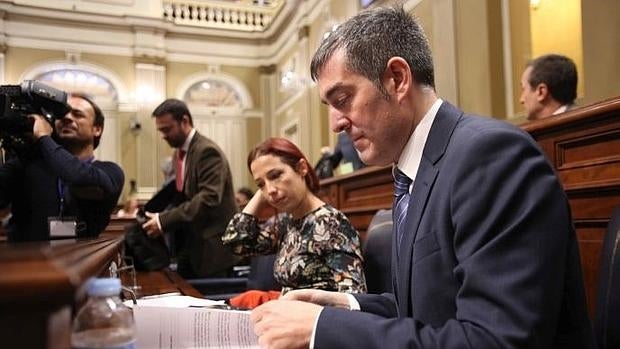 Fernando Clavijo y Patricia Hernández, antes de iniciar el debate