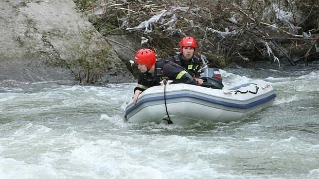 Los bomberos de Ponferrada buscan a un niño caído en el río Sil