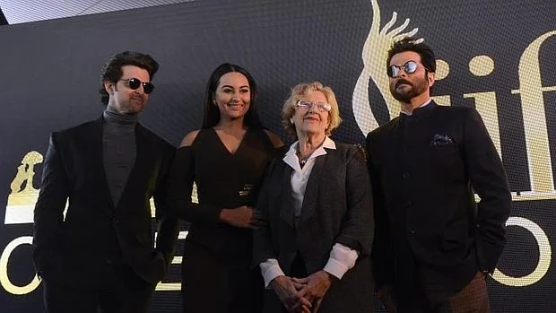Carmena junto a tres de los actores indios que vinieron a Madrid el pasado 14 de marzo