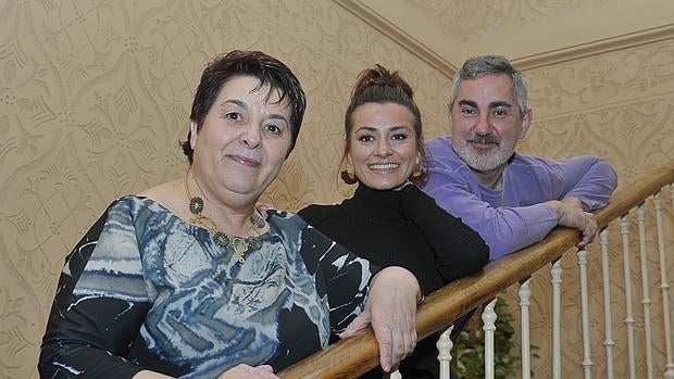 La alcaldesa Clara Luquero junto a los actores Anita del Rey y Tonino, ayer durante la presentación del programa