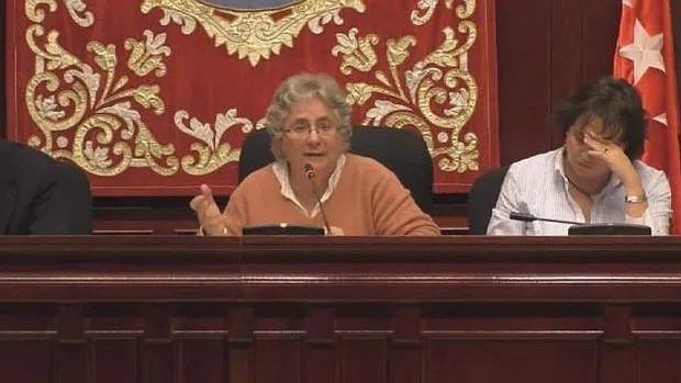 La concejal-presidente del distrito, Montserrat Galcerán, durante un pleno en Tetuán