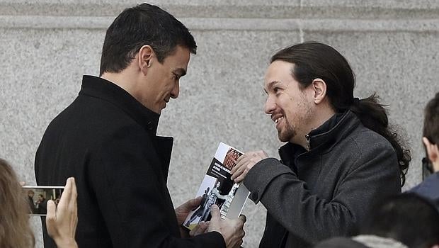 El libro de baloncesto con el que Pablo Iglesias quiere acercar posturas con Pedro Sánchez