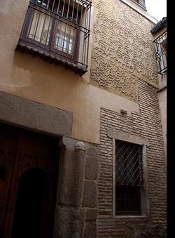 La fachada de la casa del siglo XIV