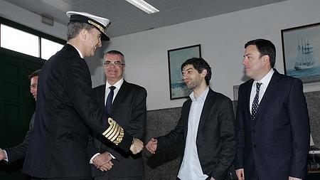 El Rey Felipe VI saluda al alcalde de Ferrol, Jorge Suárez (2d)