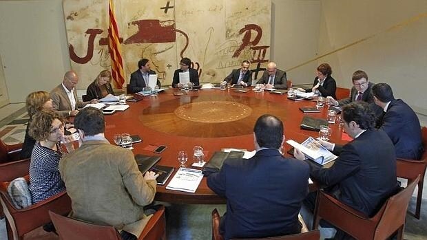 El presidente de la Generalitat, Carles Puigdemont al inicio de la reunión de gobierno de esta semana