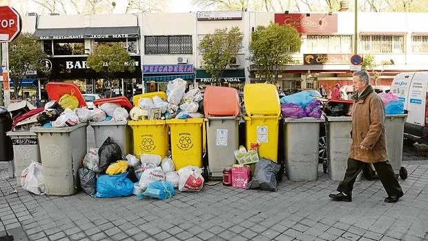 C0ntenedores de basura llenos en la Ciudad de los Periodistas