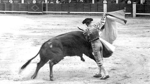 Saleri II con «Bravío», un toro de la ganadería del conde de Santa Coloma que pasó a la historia por su inmensa bravura