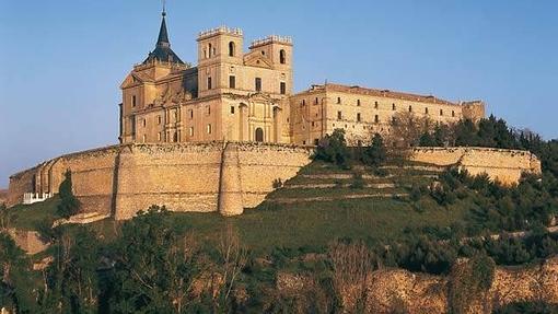 El monasterio se encuentra en una cumbre de la villa de Uclés, en Cuenca