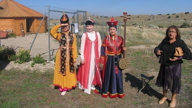 La antropóloga, con tres mujeres de un pueblo de Siberia