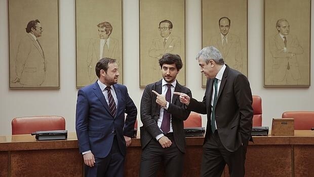 De la Torre (izq.), Roldán (centro) y Garicano (dcha), en la presentación de la Oficina Económica Parlamentaria de C's