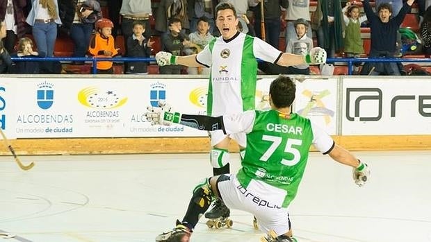 Dos jugadores del Club Patín Alcobendas celebran un sol en un partido reciente