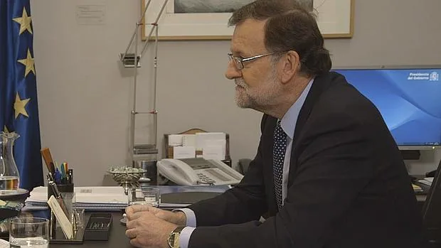 Mariano Rajoy, en su despacho en La Moncloa, durante la entrevista