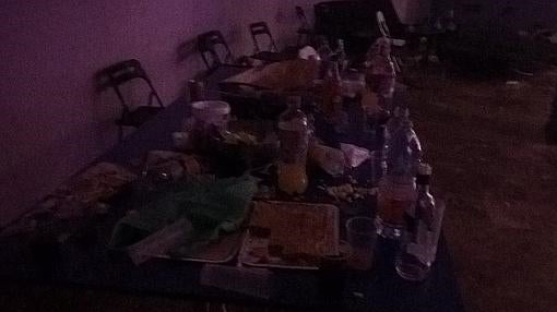 Botellas de alcohol en el interior del local donde se celebraba la fiesta ilegal
