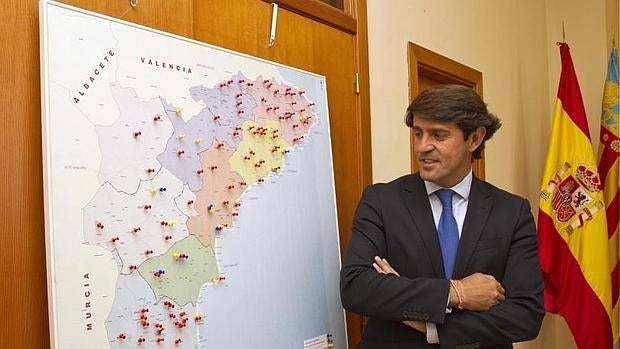 Juan de Dios Navarro, con un mapa de la provincia de Alicante.