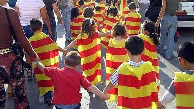 Imagen de archivo de un grupo de niños con banderas catalanas en un acto organizado por Escola Valenciana