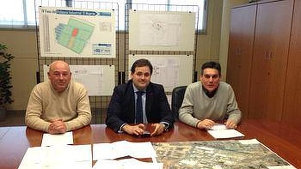 El alcalde de Almansa, Francisco Núñez, entre el presidente de Sapres, Javier Bueno, y el responsable comercial, Pedro García