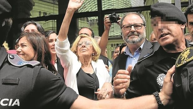 Carmena y varios ediles salen de Cibeles escoltados por las UCS el día de su toma de posesión, el 13 de junio