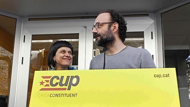 Los dputados de la CUP Benet Salellas y Anna Gabriel