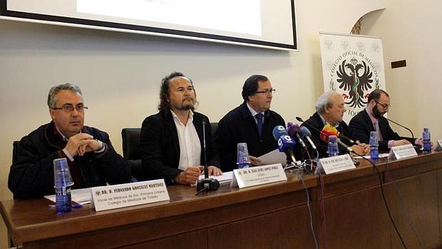 Los doctores González, López, García Cruz, Santoyo y Villarín, durante una comparecencia en el Colegio de Médicos de Toledo