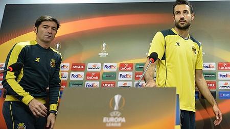 Marcelino y Mario llegan a la rueda de prensa previa al duelo ante el Sparta