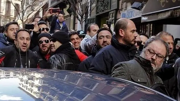 El concejal de Seguridad y Emergencias, Javier Barbero, se mete en un coche durante la manifestación de la Policía Municipal