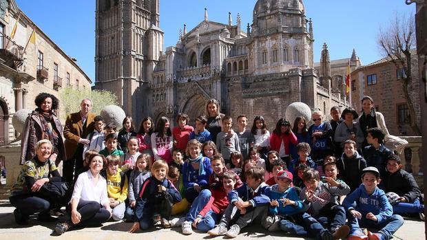 Los escolares han tenido la oportunidad de saludar a la alcaldesa y de fotografiarse con ella en el balcón del Ayuntamiento