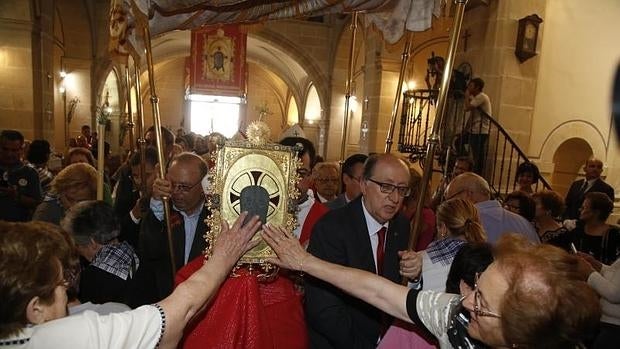 Veneración de la Santa Faz en el interior del monasterio durante una romería.