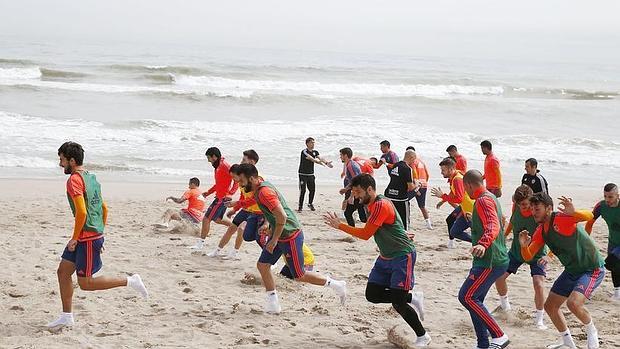 Los jugadores del Valencia entrenan en la playa del Saler