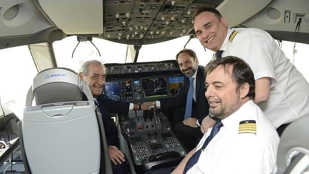 El empresario salmantino Juan José Hidalgo (I), junto a la tripulación en la cabina del nuevo Boeing 787