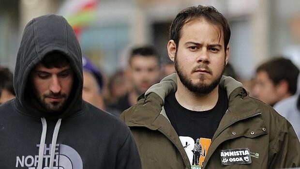 El rapero Pablo Hasel (derecha) durante una manifestación contra la represión del País Vasco