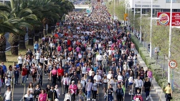 El río de peregrinos avanza por la avenida de Denia en dirección a Santa Faz