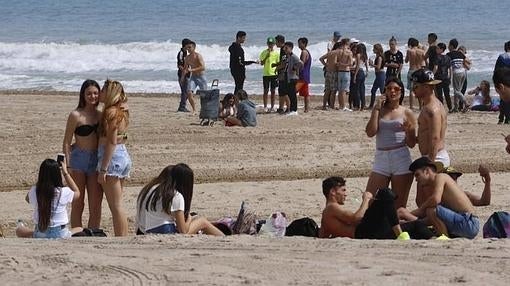 Los más jóvenes se han desplazado a la playa una vez finalizada la romería