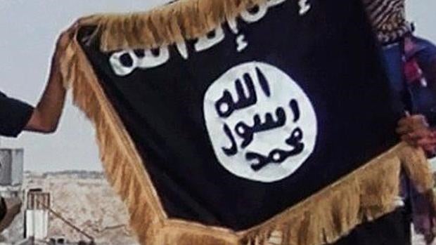 Hallan en Ceuta un zulo con armas junto a un banderín del Daesh