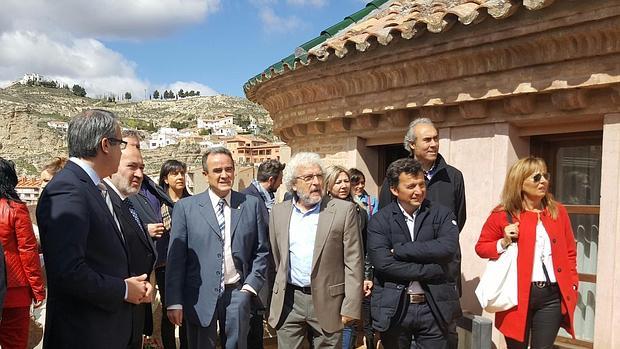 Juan Antonio Sánchez Quero (tercero por la izquierda) junto al alcalde y responsables locales y comarcales, durante su visita a la Puerta de Terrer