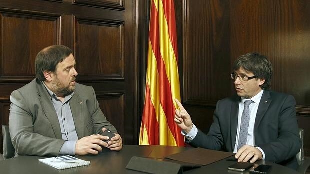 Oriol Junqueras (izq.) y Carles Puigdemont