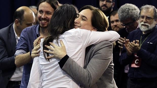 Ada Colau abraza a la vicepresidenta de la Generalitat Valenciana Mónica Oltra (de espaldas) ante Iglesias