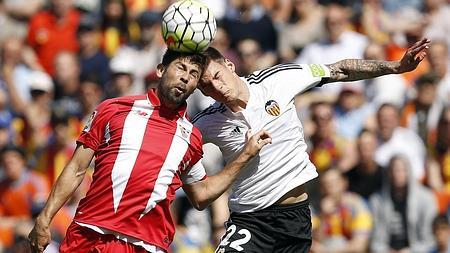 Santi Mina y Coke pugnan por un balón aéreo