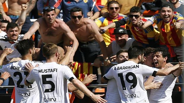 Los jugadores del Valencia celebran la victoria en Mestalla ante el Sevilla