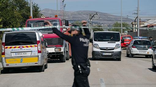 Un agente abre paso al retén fúnebre