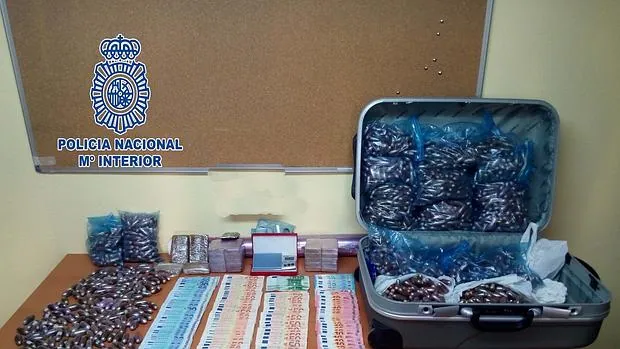 Las bellotas de hachís y el dinero requisado por la Policía en el piso franco de Villaverde